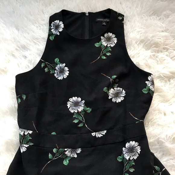 Banana Republic Black Floral Ruffle Racerback 👗 - Picture 4 of 8